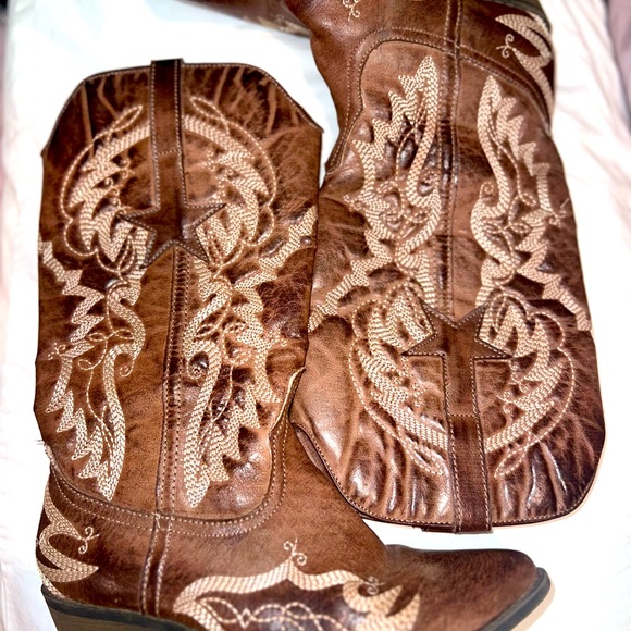Cow boy boots! - Picture 1 of 2